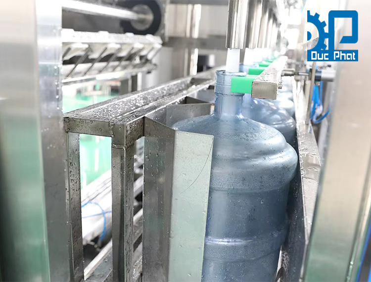 Chiết rót nước suối Chiết rót nước suối